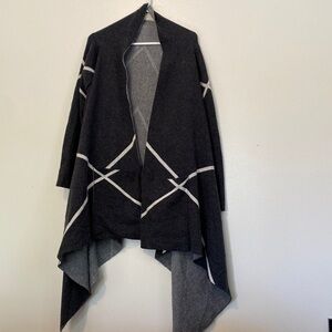 Sinuous open blk and white wool nylon blend pocket cardigan sweater